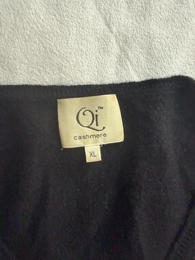 Qi Cashmere Black V-Neck Sweater fits like M